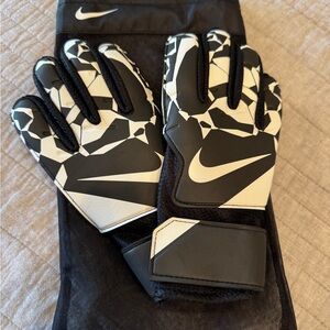 Nike Black and White Geometric Gloves